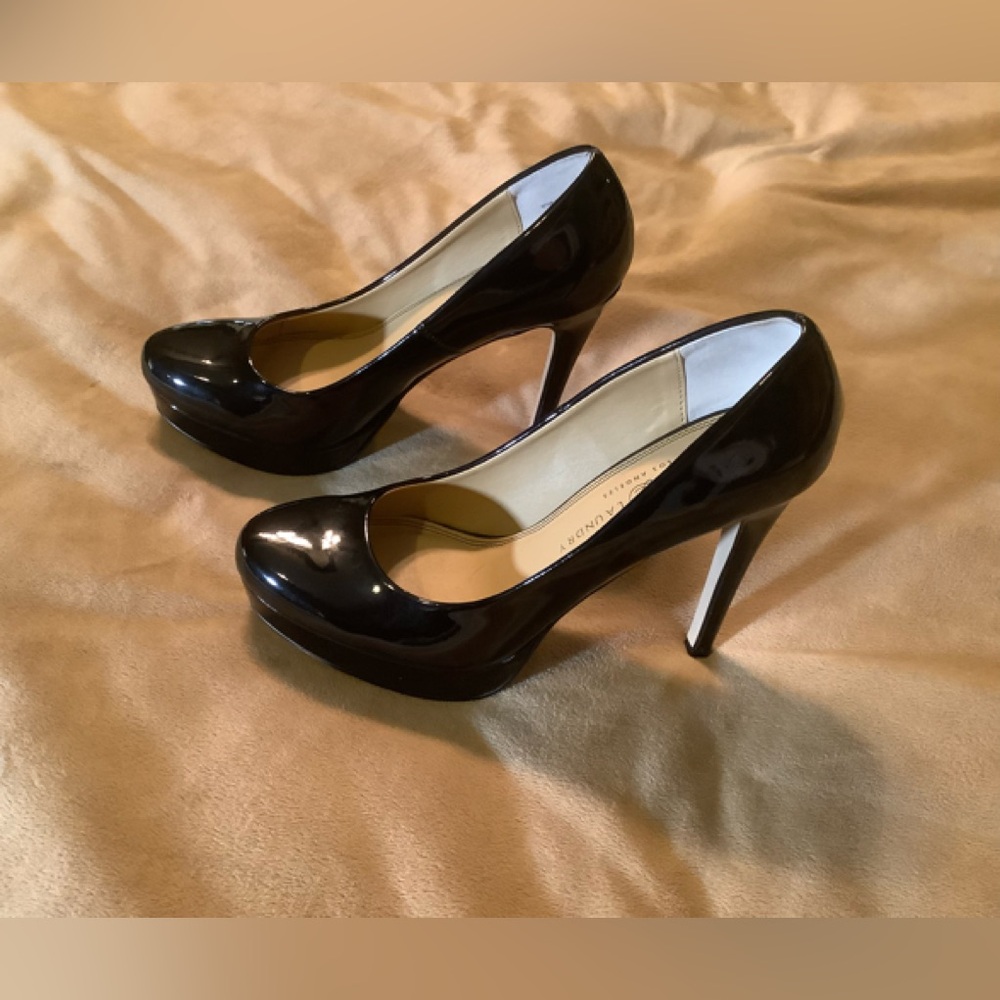 Chinese Laundry, Black patent 1” platform, 5” heel pumps Sz 9 1/2